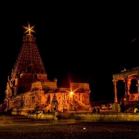 `சிலைகள் ஒரிஜினல்தானா?' தஞ்சை பெரிய கோயிலில் இரவில் களமிறங்கிய பொன்.மாணிக்கவேல் டீம்