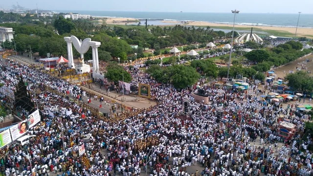 ஜெ. சமாதியில் கறுப்புச் சட்டை அணிந்து கண்ணீர் விட்ட முதல்வர், துணைமுதல்வர்!