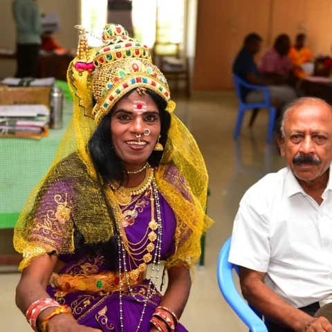சக்தி வேடத்தில் வந்து வேட்புமனு தாக்கல்செய்த திருநங்கை!