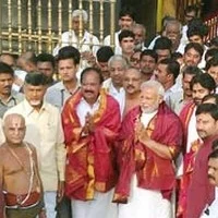 திருப்பதி கோவிலில் மோடி சாமி தரிசனம்!