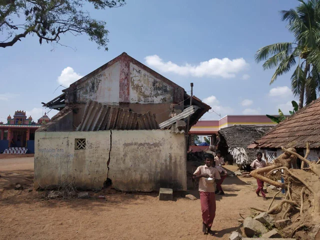 `படிச்சிக்கிட்டு இருந்தோம்; திடீர்ன்னு ஒரு சத்தம்!'- வகுப்பறை அதிர்ச்சியைக் கூறும் மாணவர்