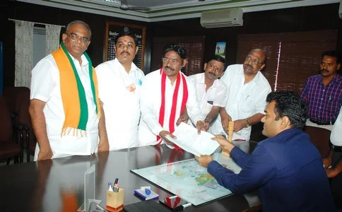 பெரம்பலூரில் ஐ.ஜ.க. நிறுவனர் பாரிவேந்தர் வேட்புமனு தாக்கல்!