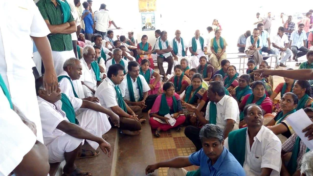 விவசாய நிலங்கள் வழியாக பைப்லைன்! - மாவட்ட ஆட்சியரகத்தில் விவசாயிகள் தர்ணா