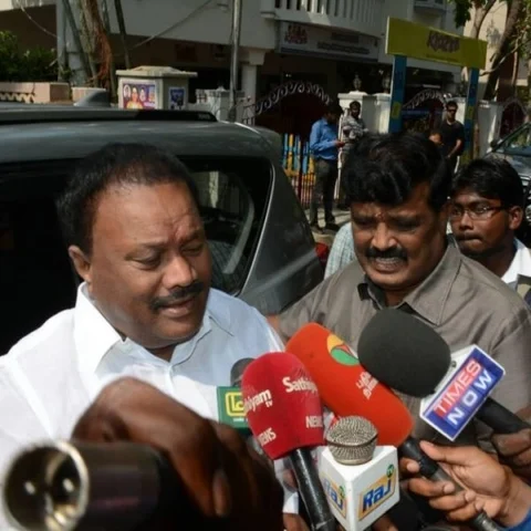 ’ஜெயலலிதாவைப் பார்த்து பேசியதாக பொய்தான் சொன்னோம்’ - திண்டுக்கல் சீனிவாசன் பல்டி