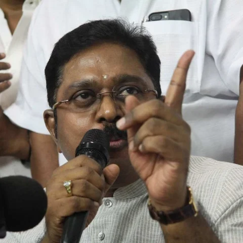 ``அ.ம.மு.க.வைக் கட்டுப்படுத்தும் மூன்று சக்திகள்!"