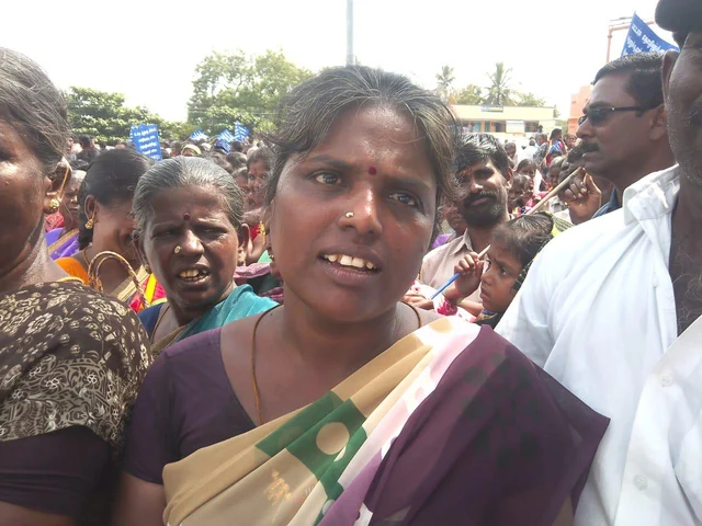 `அடுத்தவேளை சாப்பாட்ட நெனச்சு ஒவ்வொரு நொடியும் எண்ணிட்டு இருக்கோம்!’ - பட்டாசுத் தொழிலாளர்கள் வேதனை