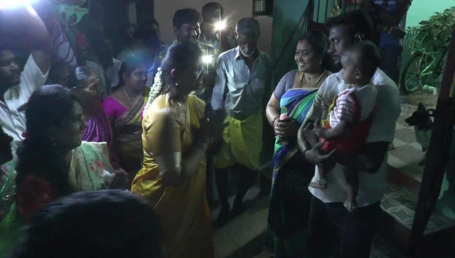வீடுவீடாகச் சென்று வாக்கு சேகரித்த ஓ.பி.எஸ் மருமகள்.!