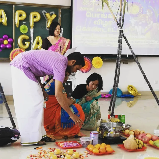 சேலை கட்டி பொங்கல் வைத்த சீனப் பெண்கள்!- பல்கலைக்கழகத்தில் நடந்த கொண்டாட்டம்