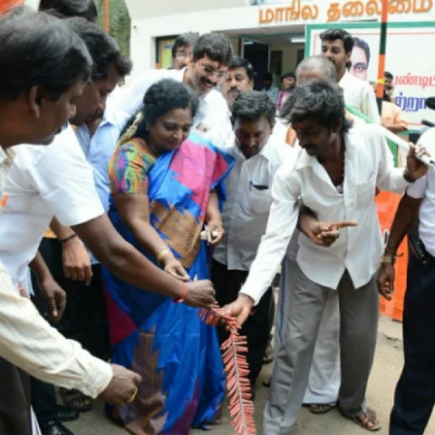பட்டாசு வெடித்து வெற்றியைக் கொண்டாடினார் தமிழிசை!