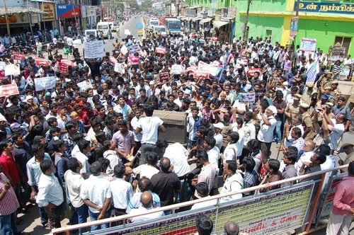 10வது நாளாக பற்றி எரியும் தமிழகம்! (படங்கள்)