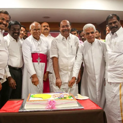'மாறி மாறி அன்பை பொழியுங்கள்; கிறிஸ்துமஸ் கொண்டாட்டத்தில் ராமதாஸ் பேச்சு