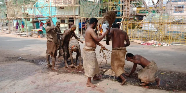 துடைப்பத்தால் அடித்தால் உறவு மேம்படும் - ஆண்டிபட்டியில் நடந்த விநோத திருவிழா