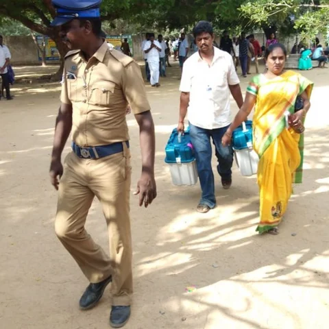 `மை வைத்துவிட்டனர்; ஓட்டு போட முடியவில்லை!' - அ.ம.மு.க வேட்பாளருக்கு அதிர்ச்சிகொடுத்த அதிகாரிகள்
