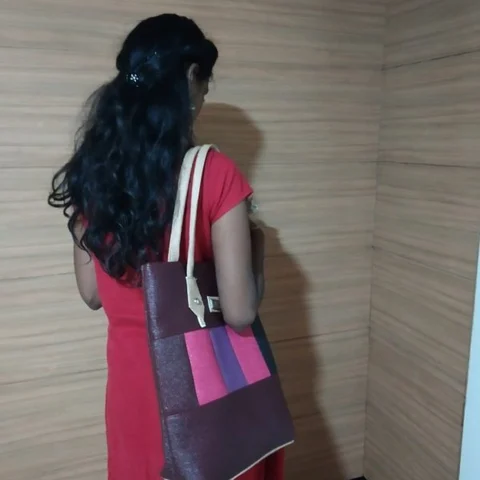 ஒரே தோள்பட்டையில் ஹேண்ட்பேக் மாட்டுகிறீர்களா? இந்தப் பிரச்னை வரலாம்!