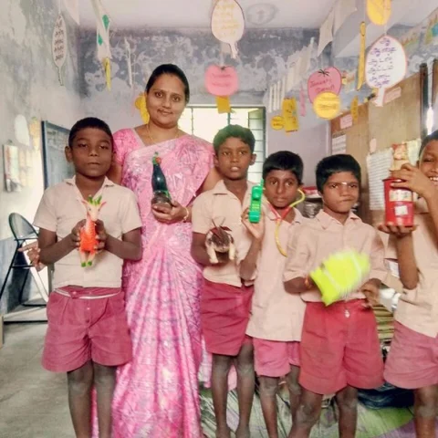 ஆங்கிலம் பேசும் பழங்குடியினக் குழந்தைகள்! - கடலூரைக் கலக்கும் அரசுப் பள்ளி ஆசிரியை