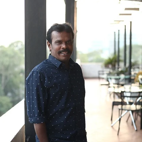 பாபிசிம்ஹாவுக்கு வில்லன் நான், கஷ்டப்படுறதைப் பார்த்து சிரிச்ச சித்தார்த்!'' - 'இசையமைப்பாளர்' அந்தோணிதாசன்