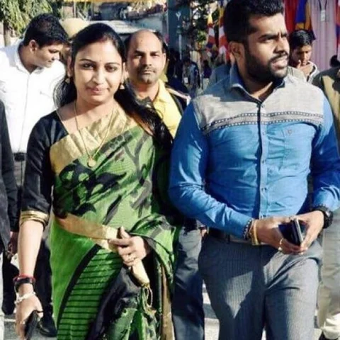 `மனைவிக்கு ஆபாச மெசேஜ்' - இளைஞரை அடித்த ஐஏஎஸ் அதிகாரிக்கு கட்டாய விடுப்பு!