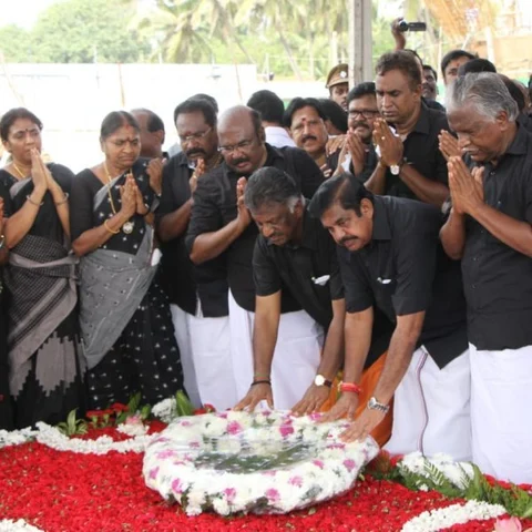 ஜெயலலிதா அமைதி ஊர்வலத்தில் மயங்கிய அமைச்சர்; மூத்த நிர்வாகிகள்