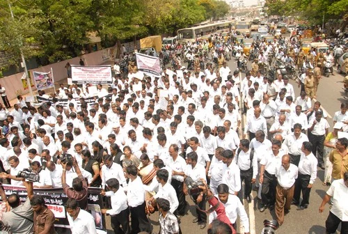 10வது நாளாக பற்றி எரியும் தமிழகம்! (படங்கள்)