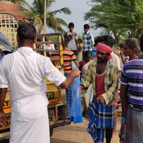 கஜா புயல் விகடன் செய்தி எதிரொலி - கழுமங்குடா கிராமத்துக்கு உதவிய வாசகர்!