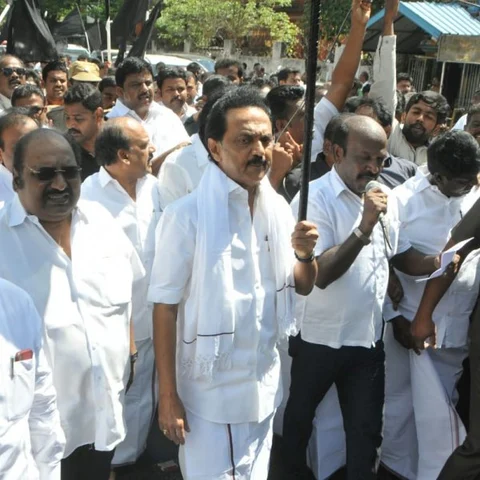 ஆளுநர் மாளிகையை நோக்கி கறுப்புக்கொடியுடன் திடீரெனச் சென்ற மு.க.ஸ்டாலின்!