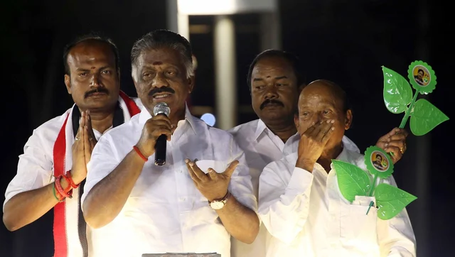 `சுனாமி, புயல், பூகம்பம்... எது வந்தாலும் அசைக்க முடியாது!’ - சேலத்தில் அதிர்ந்த பன்னீர்செல்வம்