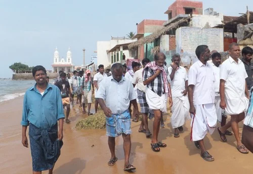 உவரி கிராமத்தில் உதயகுமார்; உருமாறும் போராட்ட வடிவம்