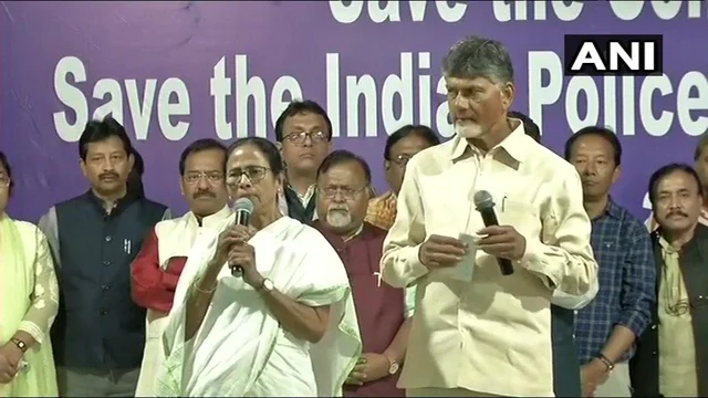 `இது அரசியலமைப்புக்குக் கிடைத்த வெற்றி!’ - தர்ணாப் போராட்டத்தைக் கைவிடுவதாக மம்தா அறிவிப்பு