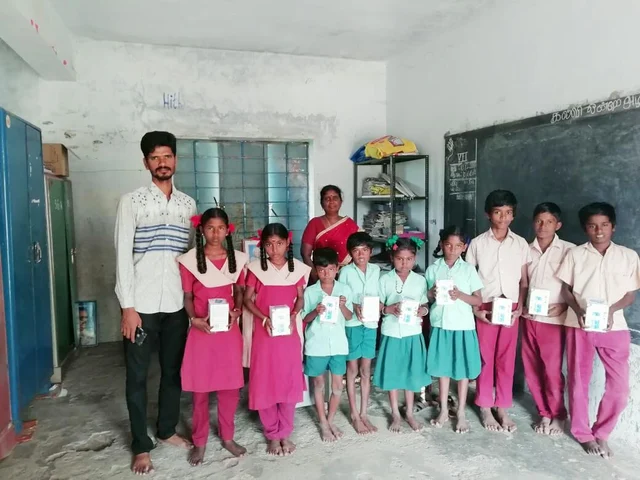 இருளில் தவித்த புதுக்கோட்டை மாணவர்களுக்கு சோலார் விளக்கு வாங்கிக்கொடுத்த சேலம் ஆசிரியை!