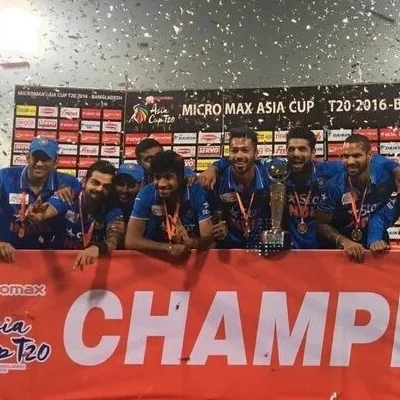 ”கோப்பையை அள்ளிய இந்திய வீரர்கள் என்ன செய்தார்கள் தெரியுமா? (வீடியோ இணைப்பு)