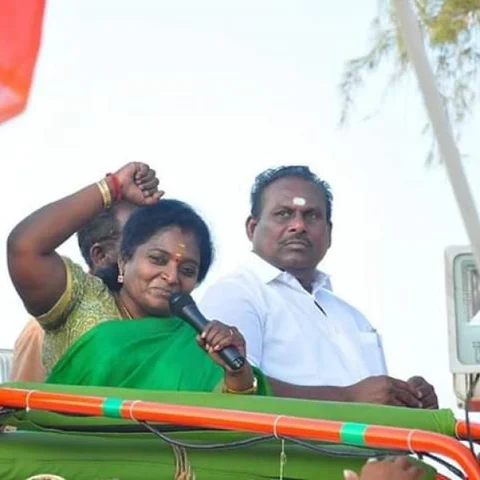 `அக்கா உங்கள மறுபடியும் ஏமாத்திட்டாங்க; அது தாமரை இல்லை, வெங்காயமாம்!'- தமிழிசையை கலாய்த்த நெட்டீசன்கள்