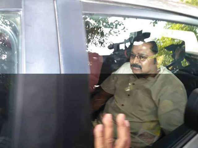 தினகரன் கோஷ்டி எம்எல்ஏ-க்கள் கவர்னரைச் சந்திக்க திடீர் முடிவு!