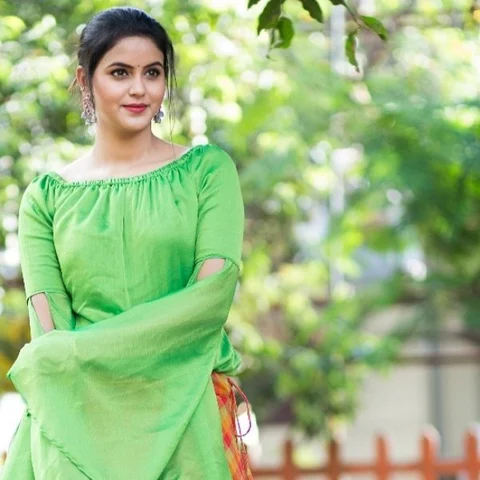 ``பேட்டர்ன் பிளவுஸ், கறுப்பு நிறம், ஆக்ஸிடைஸ்டு ஜுவல்லரி செம காம்போ!'' - சைத்ரா