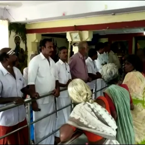 `இந்த அதிகாரிகளுக்கு புத்தி கொடுங்க சாமி!'- குவாரிக்கு எதிராக அம்மனிடம் மனு கொடுத்த மக்கள்