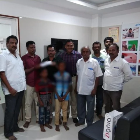 `இப்பதிவு எங்கள் மனதை கனமாக்கியது!'- உணவில்லாமல் தவித்த 4 குழந்தைகளுக்குக் குவியும் உதவிகள்