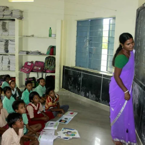 அரசுப் பள்ளியில் பெங்காலி கற்றுத் தர ஆசிரியை! - கரூர் ஆச்சர்யம்