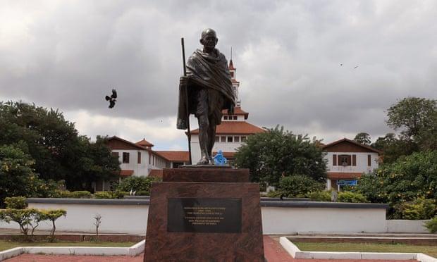 `இது எங்கள் சுய மரியாதைக்கான செயல்' - காந்தி சிலையை அகற்றிய கானா பல்கலைக்கழகம்