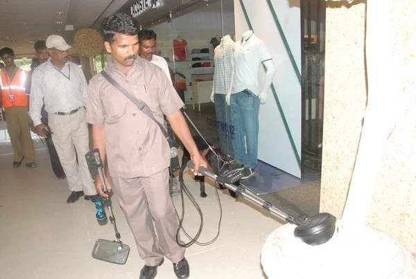 ஆவடி ரயில் நிலையம், எக்ஸ்பிரஸ் அவென்யூ உள்பட 4 இடங்களுக்கு வெடிகுண்டு மிரட்டல்! (படங்கள்)