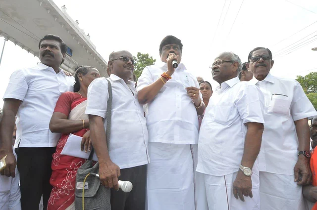`மத்திய அரசே, அறிவியல் ரீதியான பட்டாசு தயாரிப்பை சொல்லுங்க!'- போராட்டக்காரர்கள் மத்தியில் ராஜேந்திரபாலாஜி முழக்கம்