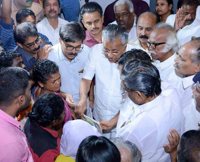 பச்சிளம் குழந்தையைத் தூக்கி உற்றுநோக்கிய அமைச்சர்... கேரளாவில் நடந்த நெகிழ்ச்சி சம்பவம்