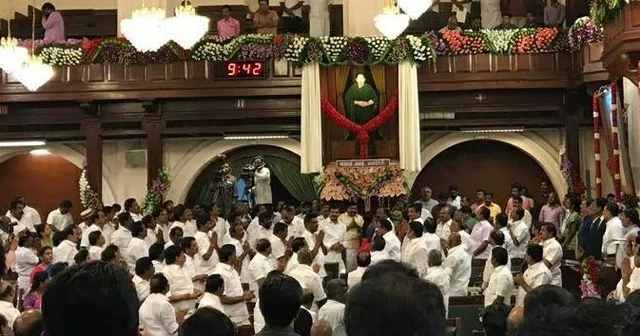 தமிழக சட்டமன்றத்தில் ஜெயலலிதாவுக்கு உருவப்படம் அவசியமா..? உங்கள் கருத்து என்ன? #VikatanSurvey