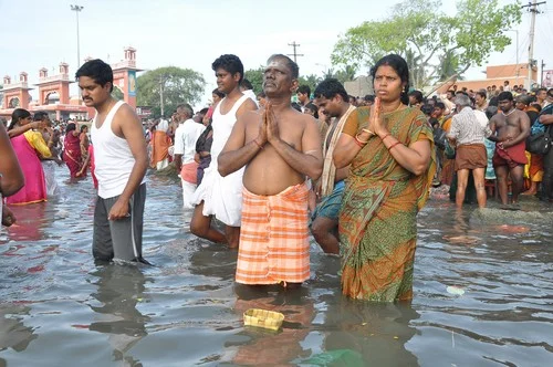 ஆடி அமாவாசை: ராமேஸ்வரத்தில் புனித நீராட குவிந்த பக்தர்கள்!