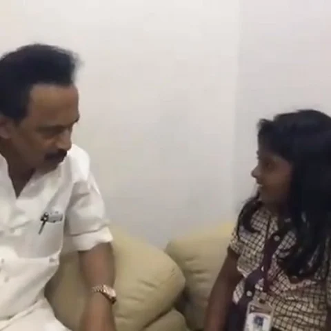 `நான் யாரெனெத் தெரிகிறதா?' - கருணாநிதிக்காகக் கடிதம் எழுதிய சிறுமியை நெகிழச்செய்த மு.க.ஸ்டாலின்!