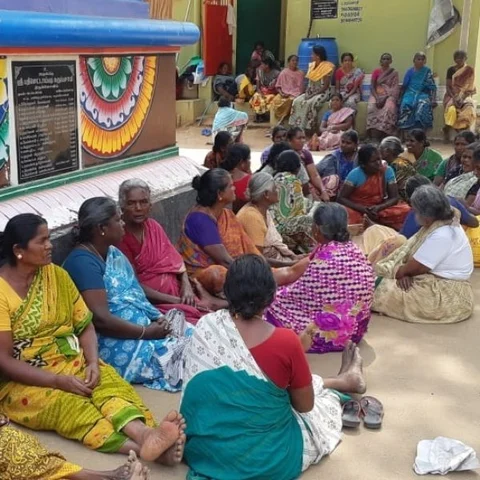 துண்டுப் பிரசுரம் விநியோகித்த மாணவர் கைது! - விடுவிக்கக்கோரி 2-வது நாளாகப் போராட்டம்