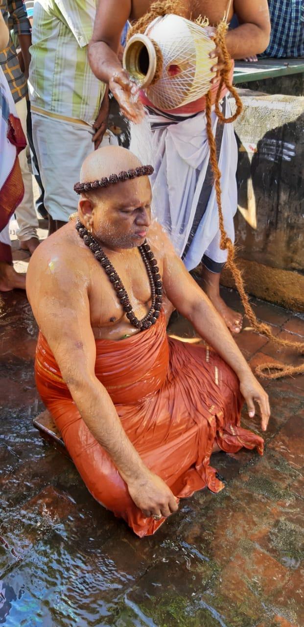 திடீரெனப் பொங்கிய சந்திர தீர்த்தம் - புனித நீராடிய திருவாவடுதுறை ஆதீனம்!