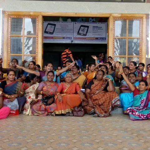 4 வருடங்களாக வீடு கட்டித்தரவில்லை - திருப்பூர் ஆட்சியர் அலுவலகத்தை முற்றுகையிட்ட திருநங்கைகள்
