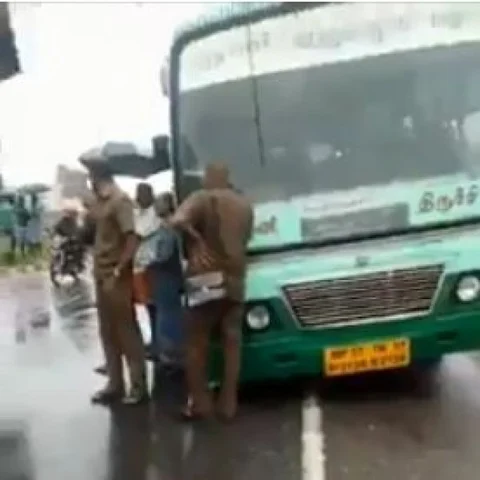 ஓடும் பேருந்திலிருந்து கழன்று ஓடியது டயர்!- 30 பயணிகளின் உயிரைக் காப்பாற்றிய அரசு டிரைவர்