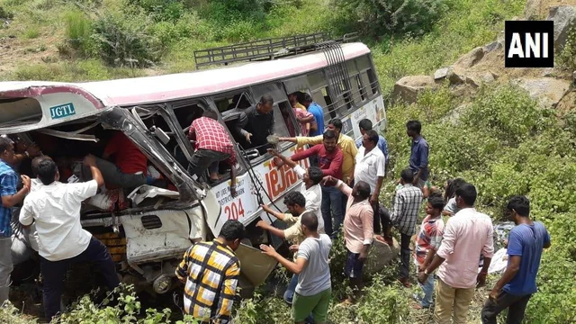 தெலங்கானா பேருந்து கவிழ்ந்து விபத்து - பலி எண்ணிக்கை 57ஆக அதிகரிப்பு