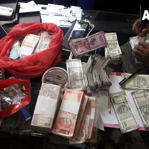 நகராட்சி ஊழியருக்கு 4 கோடிக்கு சொத்து? ரெய்டில் அதிர்ந்த அதிகாரிகள்