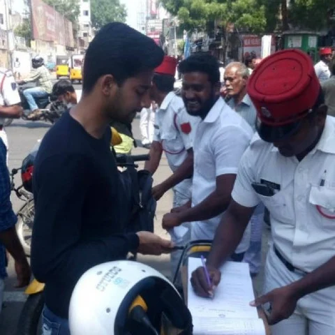 ஹெல்மெட் விவகாரத்தில் முதல்வர் நாராயணசாமி புது உத்தரவு